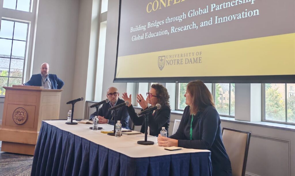 María Elena Boisier (al medio de la mesa), exponiendo en el panel Supporting Global Research Collaborations: Building Institutional Capacity.