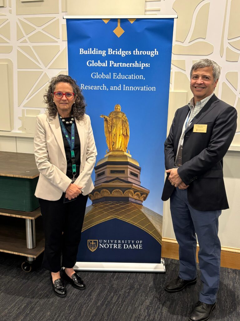 María Elena Boisier junto a Juan Esteban Montes, representante de Notre Dame en Chile durante la Conferencia Global de Socios 2025.